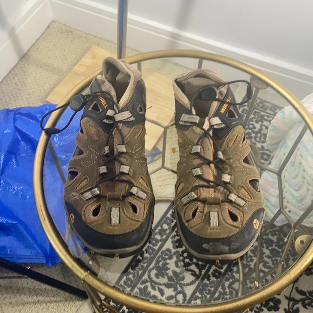 Merrell men’s hiking shoes with elastic tie closure size 7.5